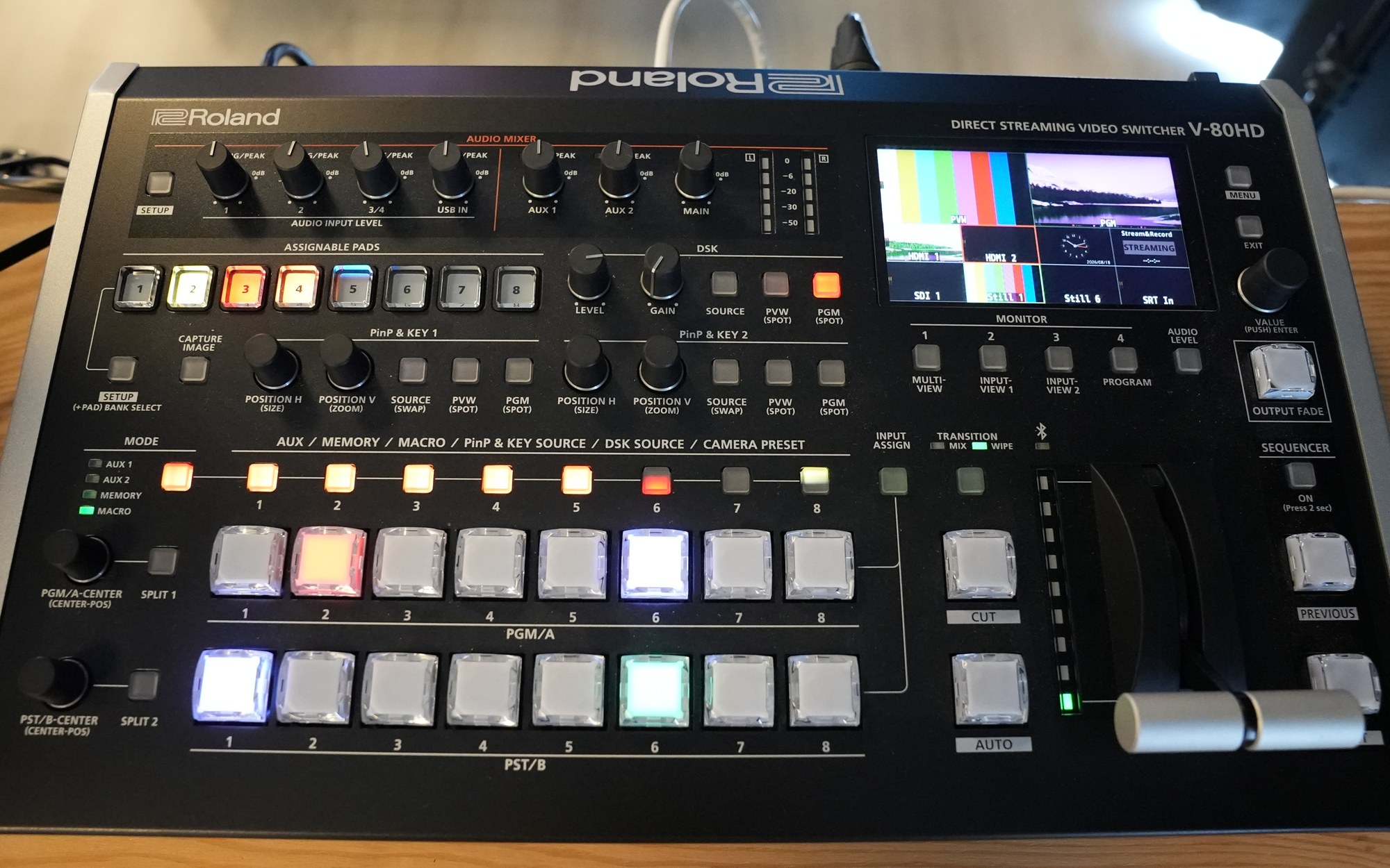 Reji masasında bir prodüksiyon switcher&rsquo;ı, tuşları yanıyor